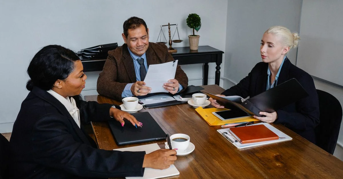 Un groupe diversifié de professionnels discutant de stratégies commerciales dans un cadre de bureau.