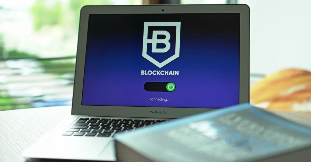 Ordinateur portable avec interface d'application blockchain connectée. Idéal pour les thèmes technologiques et crypto.