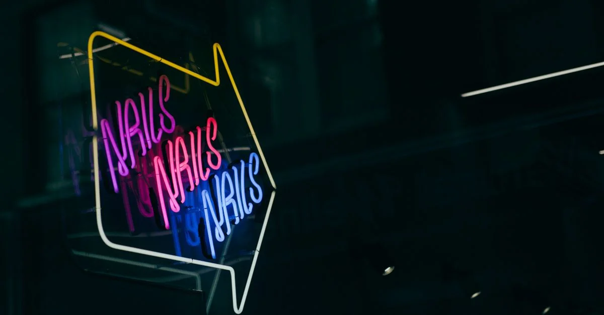 Enseigne néon vibrante avec flèche indiquant un salon de manucure. Parfaite pour des thèmes urbains et commerciaux.