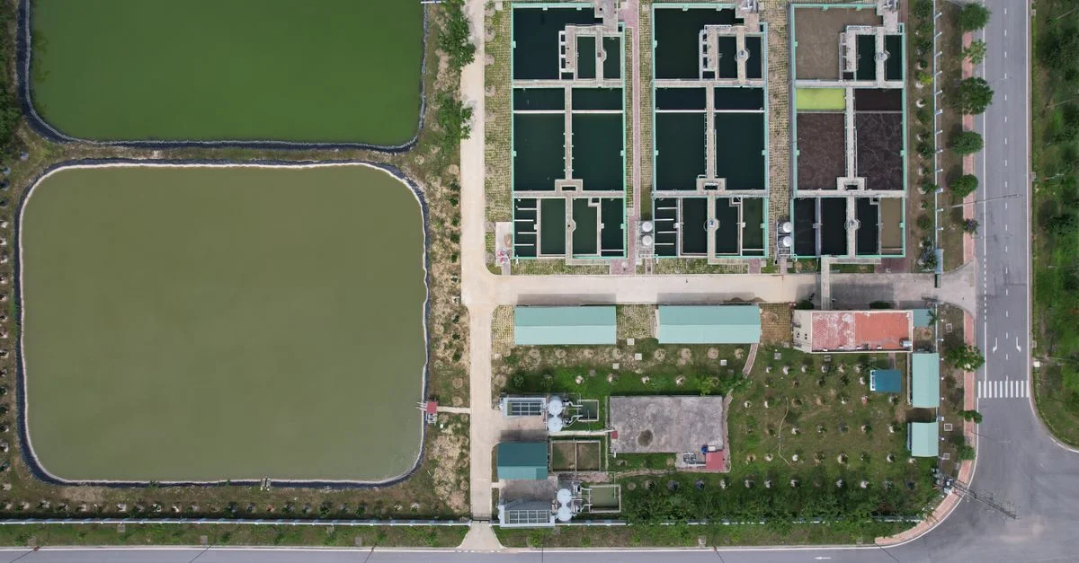 Vue aérienne d'une station de traitement des eaux et d'étangs à Hiệp Hòa, Bac Giang, Vietnam.
