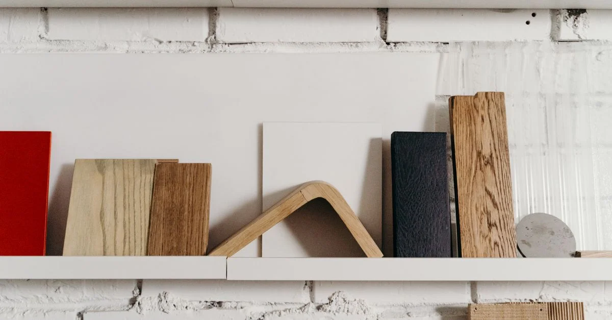 Affichage artistique de panneaux en bois sur une étagère blanche, idéal pour l'inspiration déco.