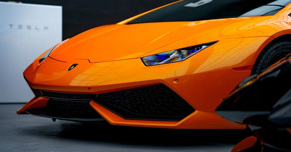 Gros plan d'une voiture de sport orange vif à l'intérieur. Un design élégant et puissant magnifiquement capturé.