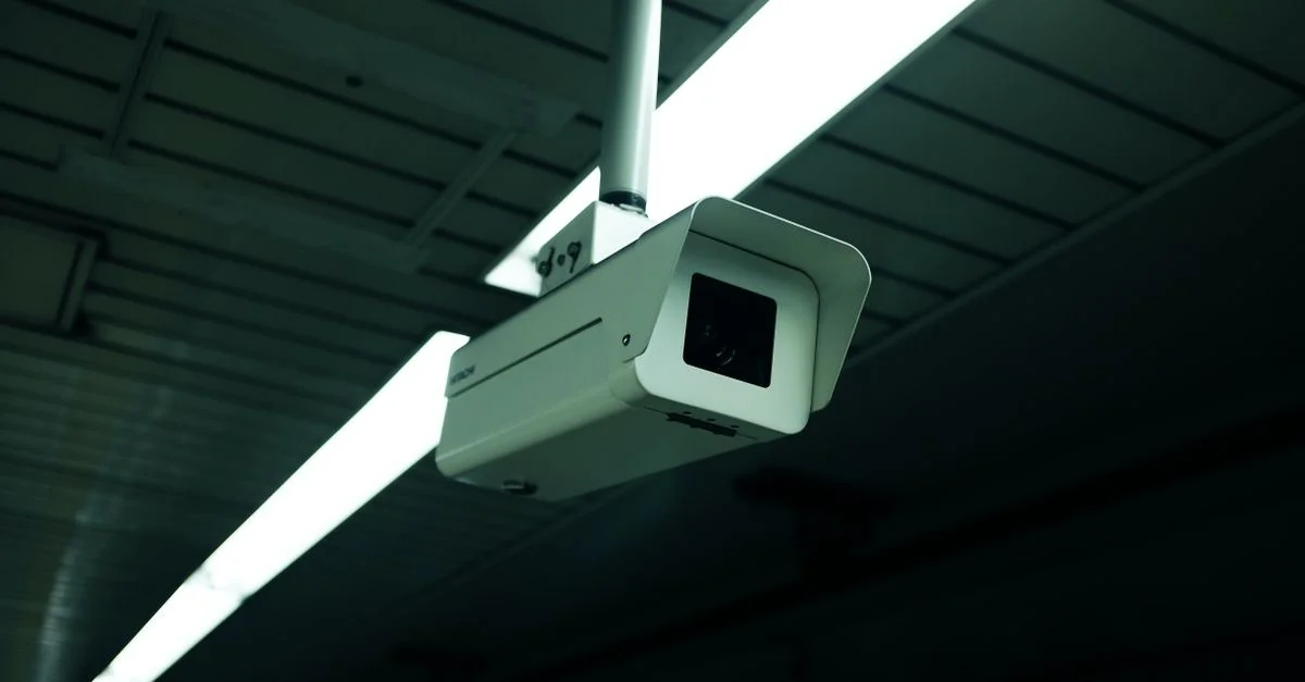 Gros plan d'une caméra de sécurité fixée au plafond pour des applications de surveillance.