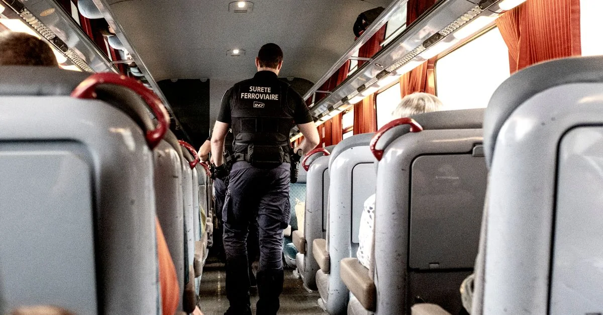 Un agent de sécurité dans un train en France assure la sécurité des passagers pendant le voyage.