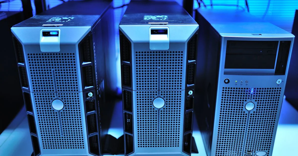 Vue rapprochée d'unités de serveurs modernes montées en rack dans un data center.