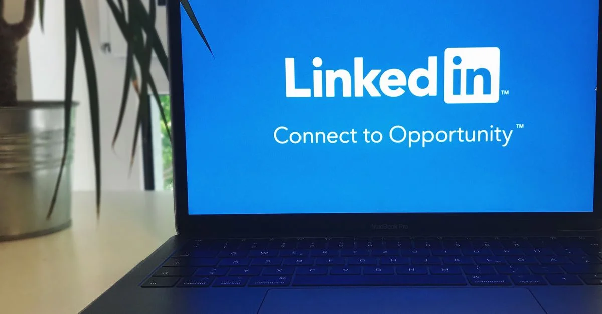 Un écran d'ordinateur portable affichant le logo LinkedIn avec le texte 'Connectez-vous aux Opportunités'.