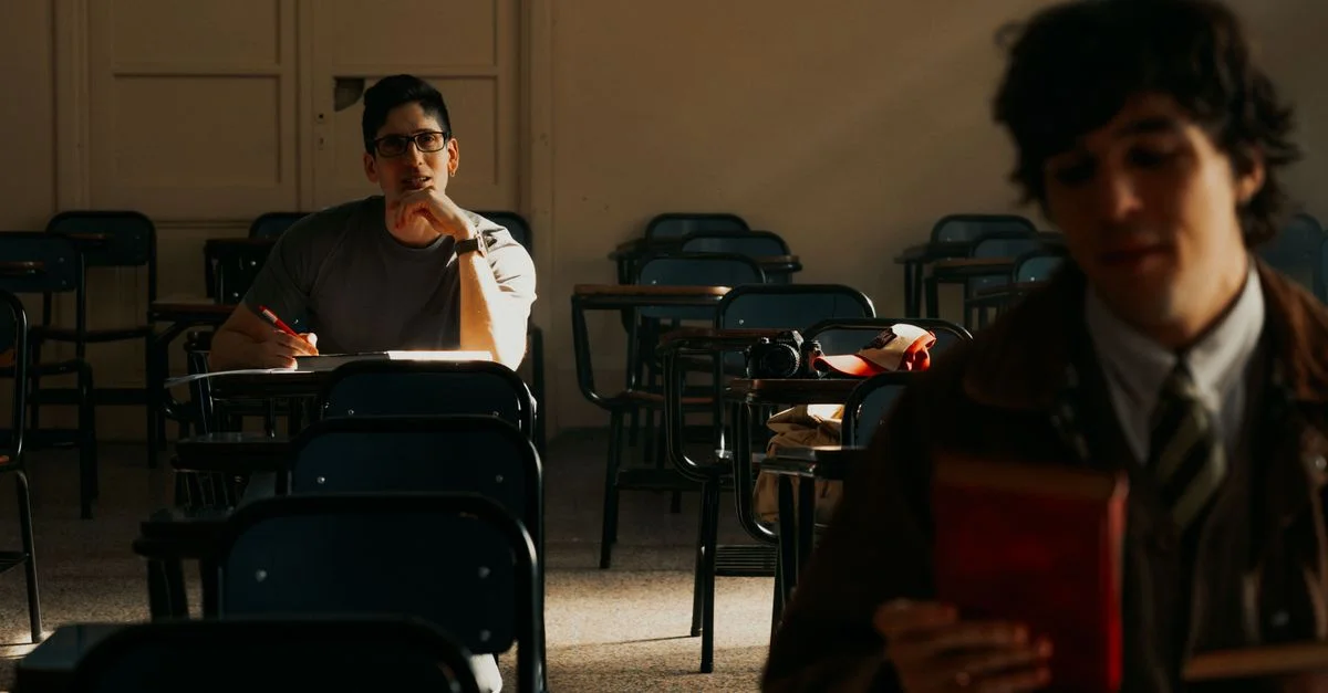 Des étudiants universitaires participent à une séance d'étude dans une salle de classe à Buenos Aires.