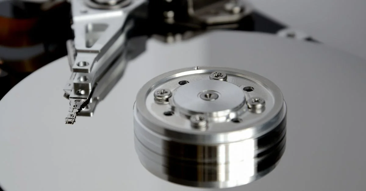 Vue détaillée du mécanisme de disque dur mettant en avant des pièces métalliques de précision.