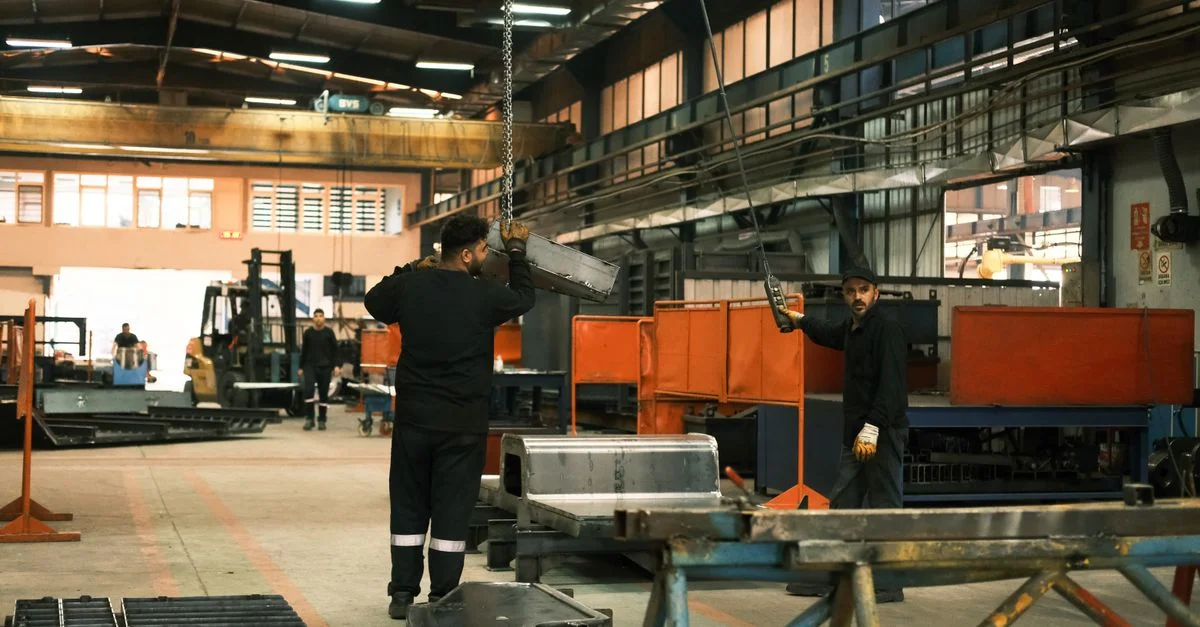 Ouvriers utilisant des machines dans une usine de fabrication à Konya, en Turquie.