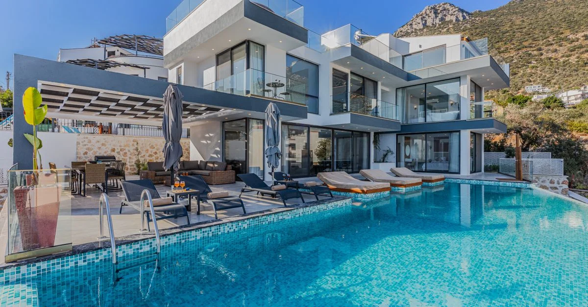 Superbe villa contemporaine avec une spacieuse piscine à débordement et un cadre montagneux à couper le souffle.