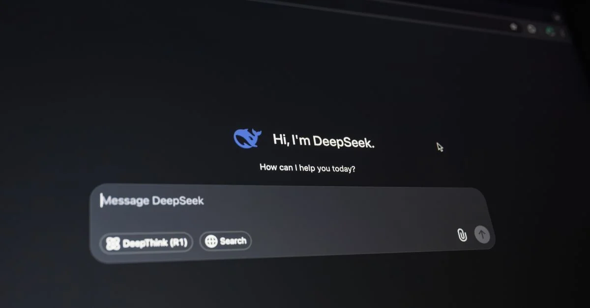 Gros plan d'une interface d'assistant numérique sur un écran sombre, présentant la communication de la technologie de l'IA.