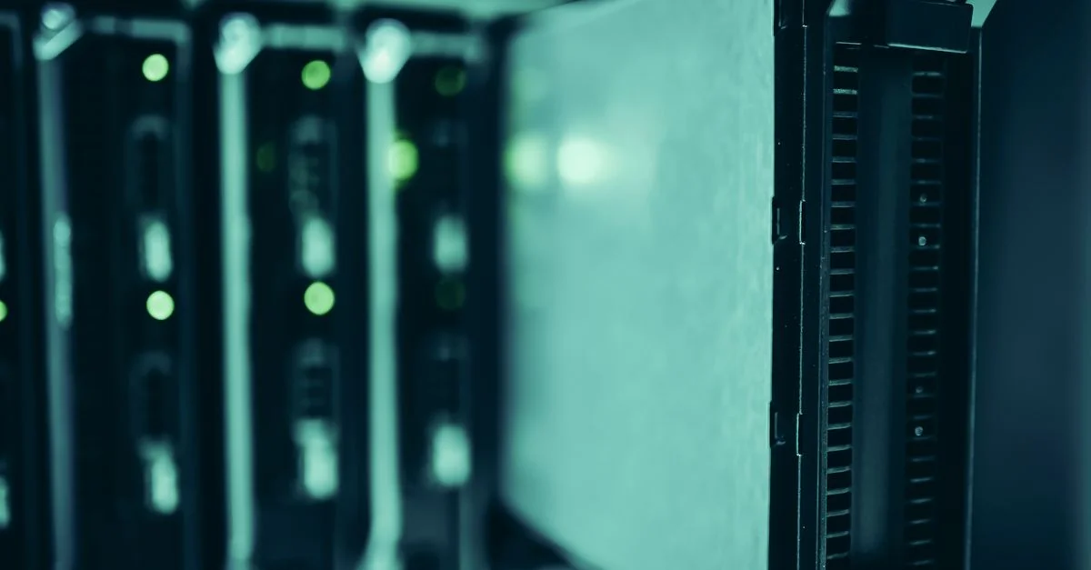 Gros plan sur des baies de serveurs dans un centre de données, mettant en évidence une infrastructure technologique moderne.