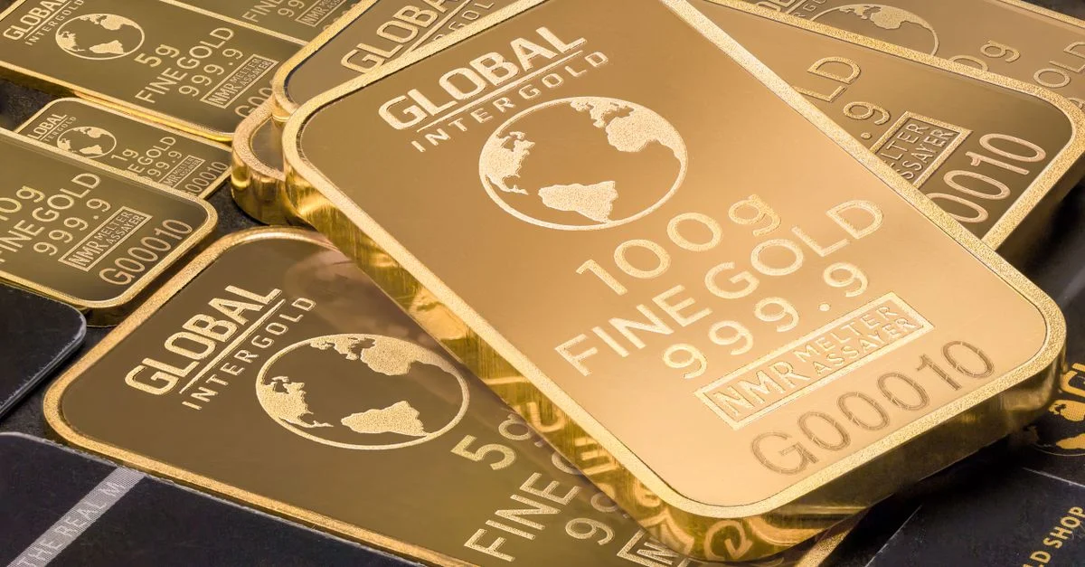 Une prise de vue détaillée de lingots d'or étiquetés 'Global Intergold' symbolisant la richesse et l'investissement.