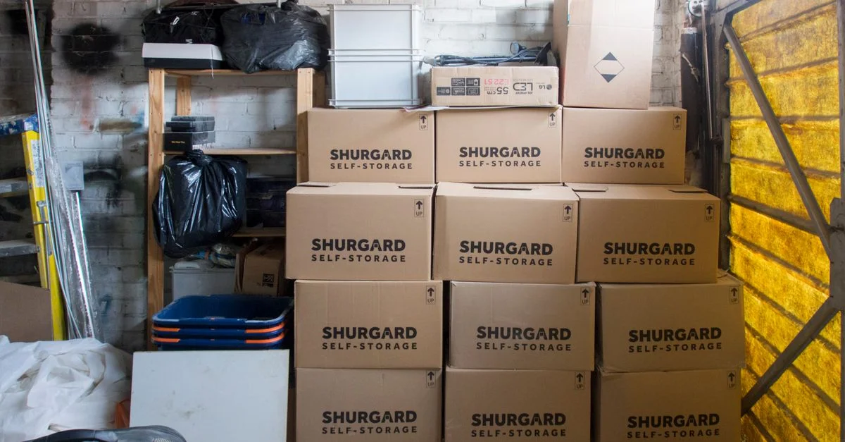 Une pile de boîtes de rangement dans un intérieur d'entrepôt bien organisé.