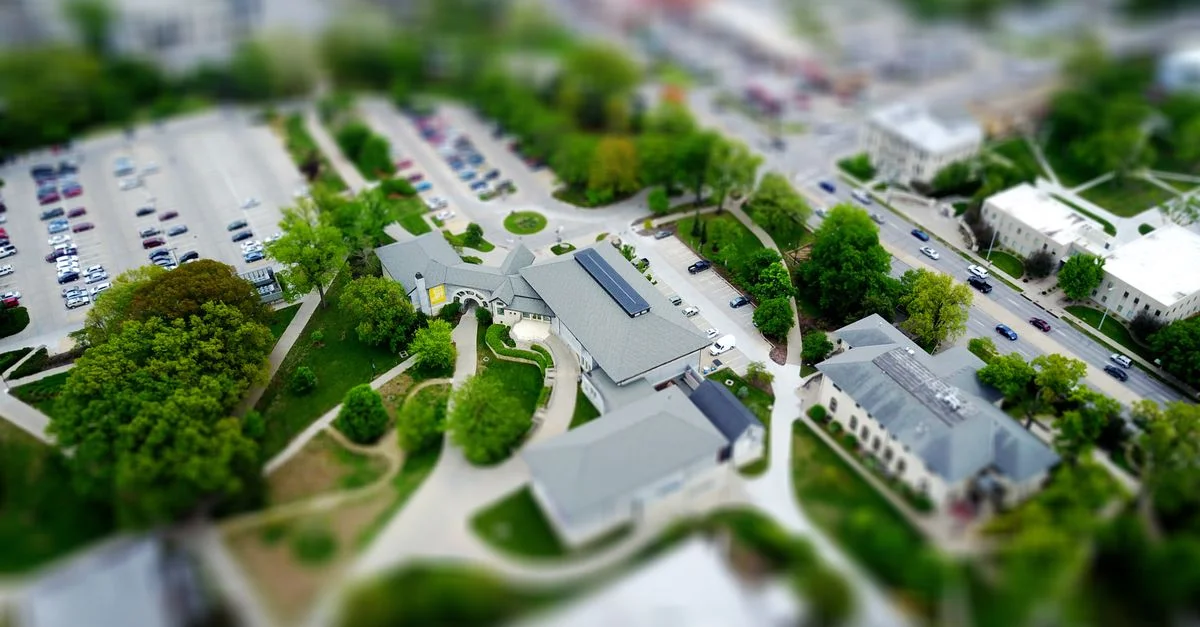 Vue aérienne du campus avec des aménagements paysagers verts et un parking, Manhattan, KS