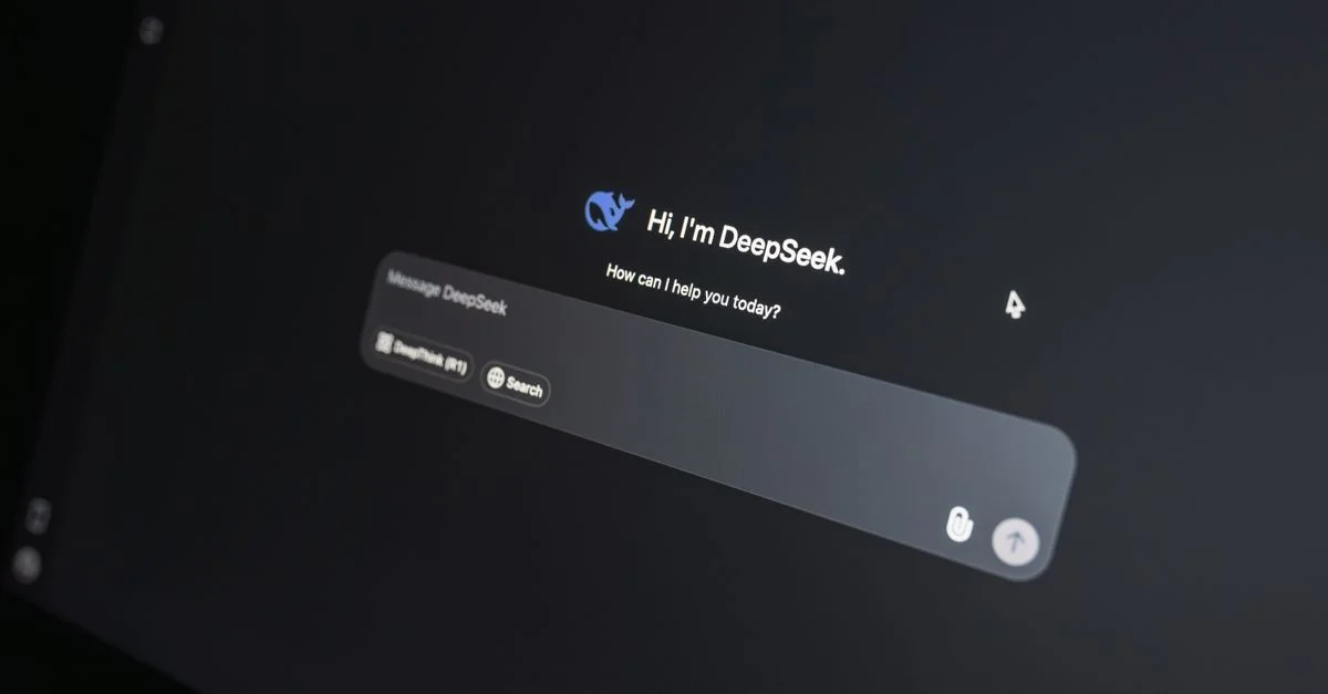 Gros plan de l'interface de chat DeepSeek AI sur un écran d'ordinateur portable en basse lumière.