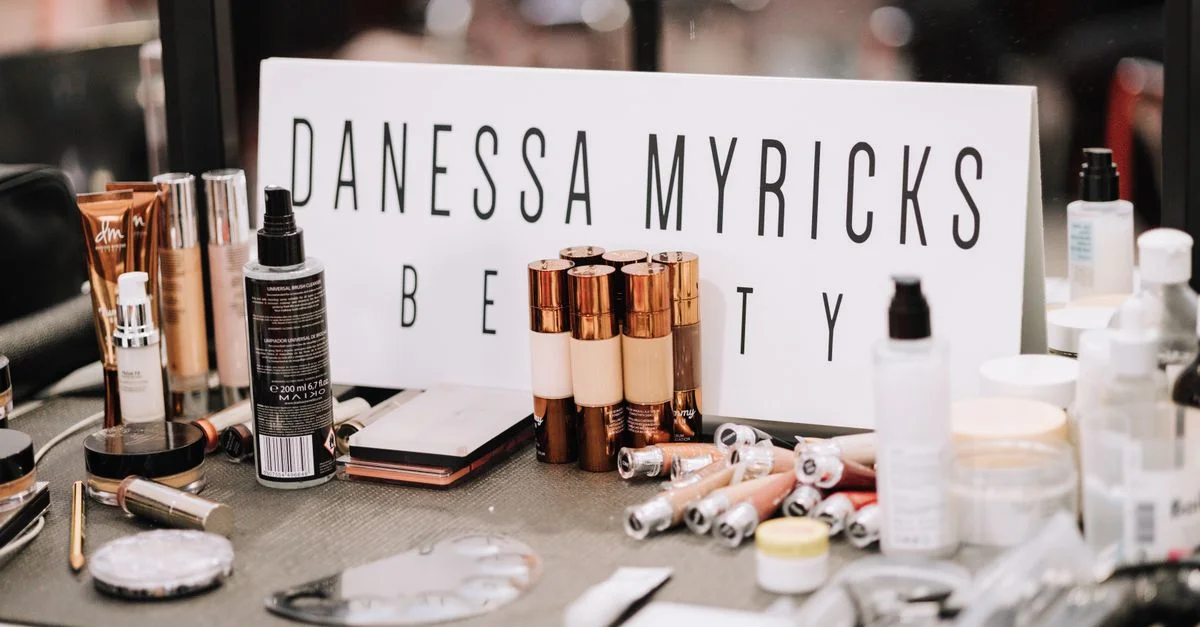 Produits de maquillage variés sur une station de beauté professionnelle à Barcelone. Parfait pour les passionnés de cosmétiques créatifs.