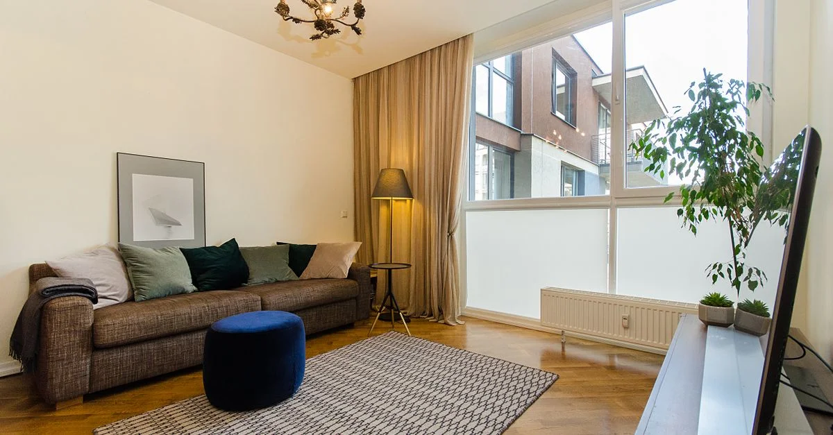 Un salon moderne, chaleureux et accueillant avec lumière naturelle et décoration élégante.