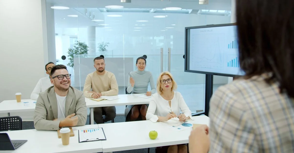 Réunion d'entreprise avec une équipe diversifiée pour discuter des stratégies de croissance.