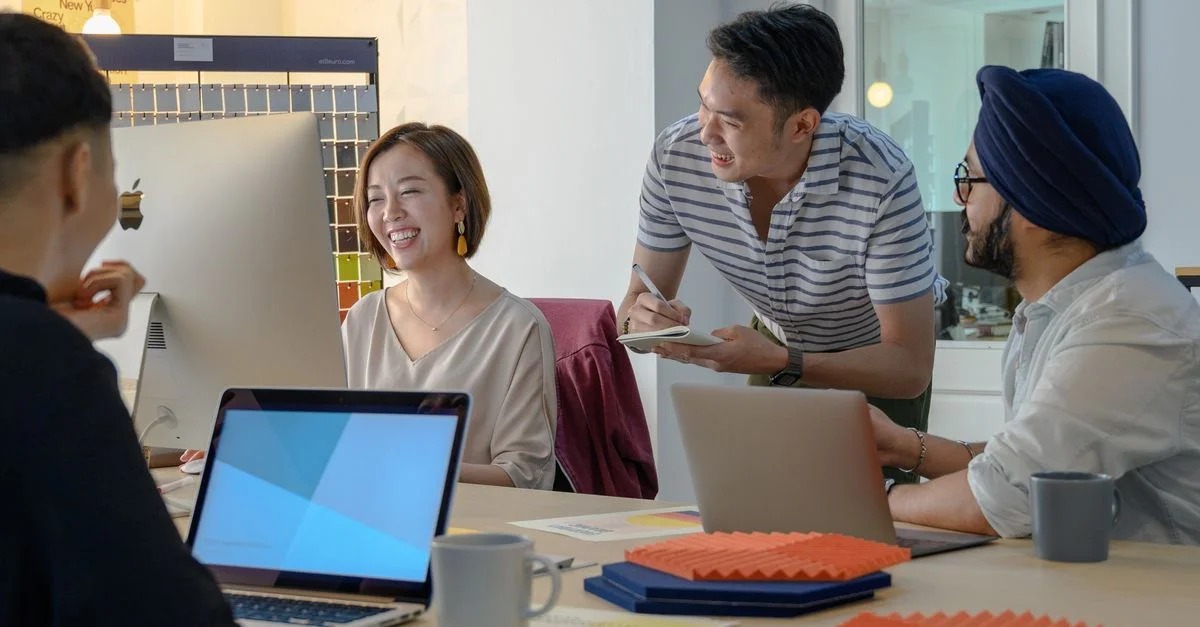 Une équipe diversifiée collaborant et réfléchissant dans un environnement de bureau moderne.