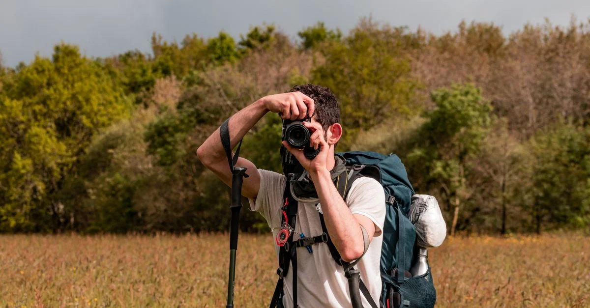 Photographe capturant la nature dans un champ près de Saint-Philbert-de-Grand-Lieu, France.