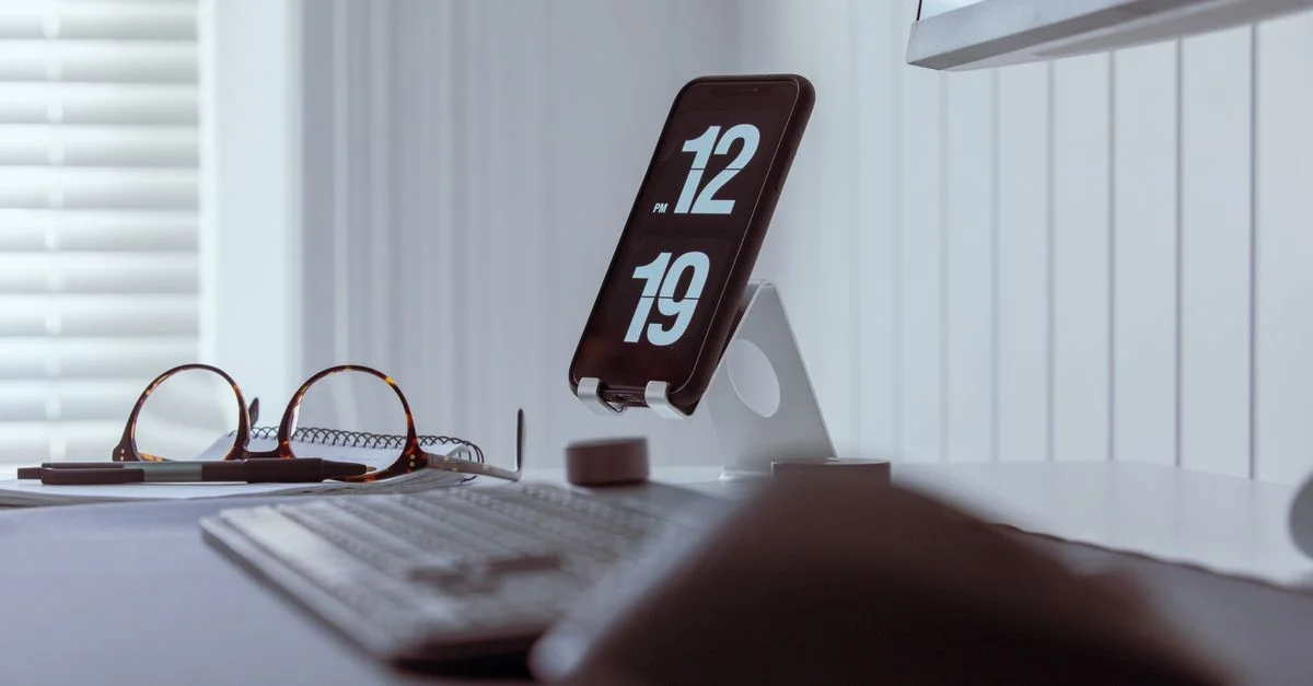 Configuration d'espace de travail minimaliste avec affichage de l'horloge et clavier.