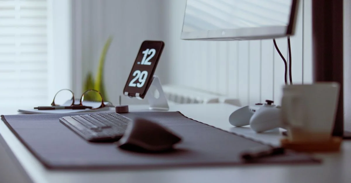 Un aménagement de bureau à domicile élégant et moderne avec des gadgets et de la décoration. Idéal pour la productivité et les passionnés de technologie.