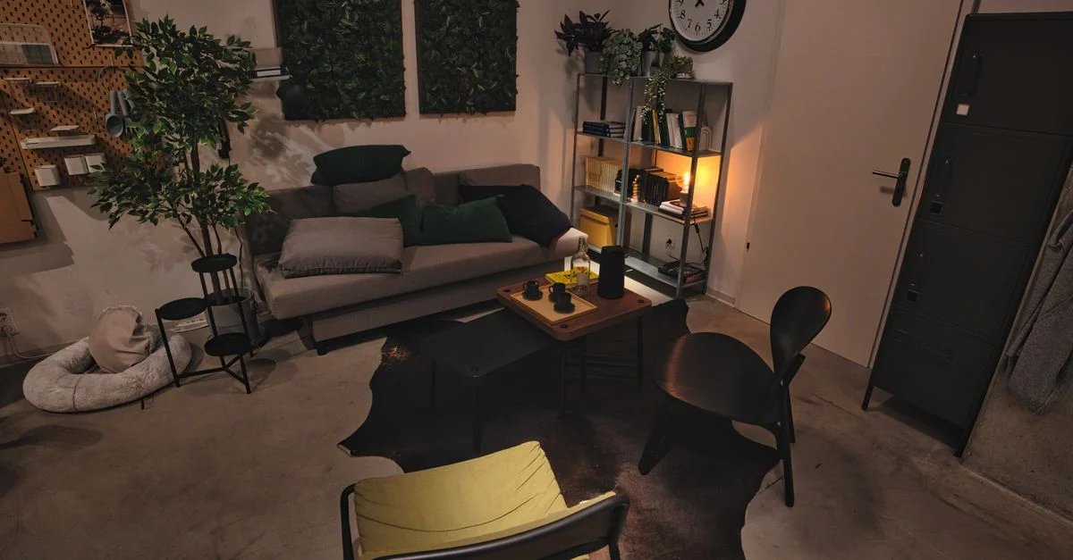 Un salon moderne élégant avec des sièges confortables et un éclairage d'ambiance pour une atmosphère relaxante.