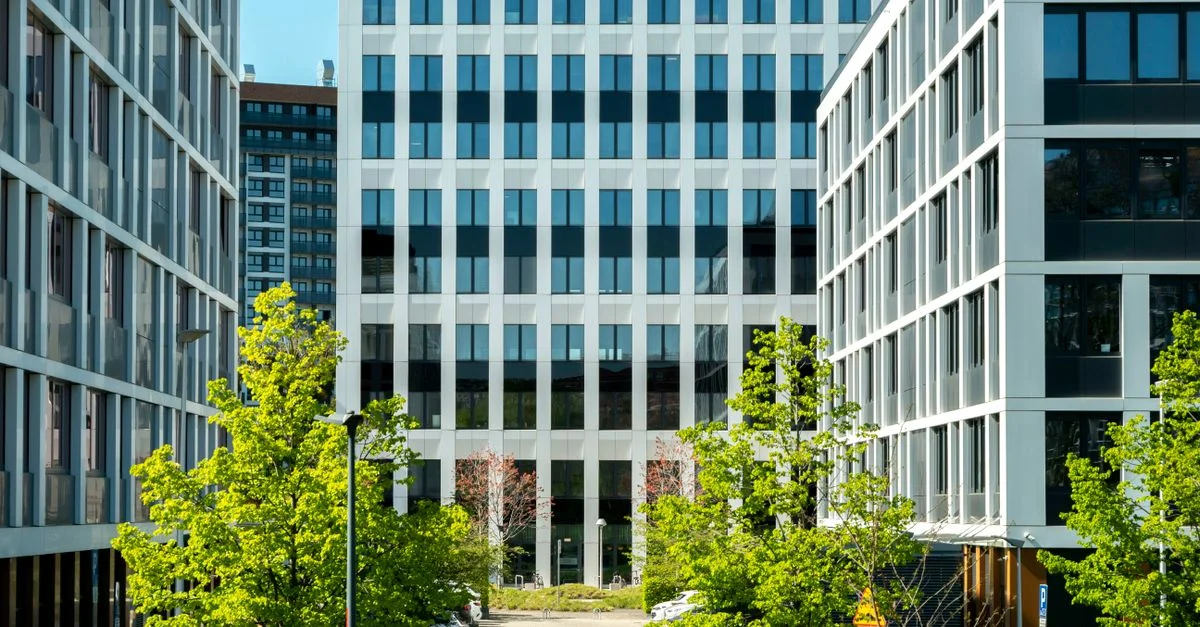 Immeubles de bureaux contemporains dans le quartier des affaires de Wrocław, en Pologne, illustrant le design moderne et le développement urbain.
