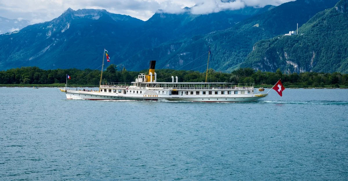 Le bateau à aubes historique « La Suisse » navigue sur le lac Léman avec un magnifique panorama montagneux, en Suisse.