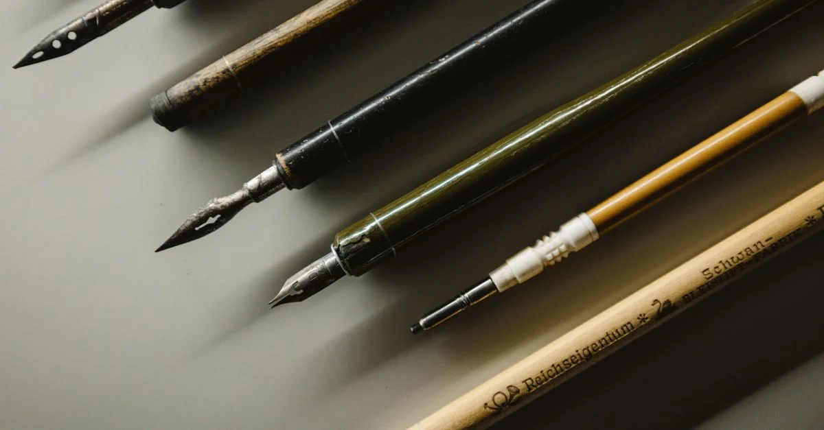 Gros plan de stylos-plumes vintage et de plumes de calligraphie sur un bureau, présentant des outils d'écriture.