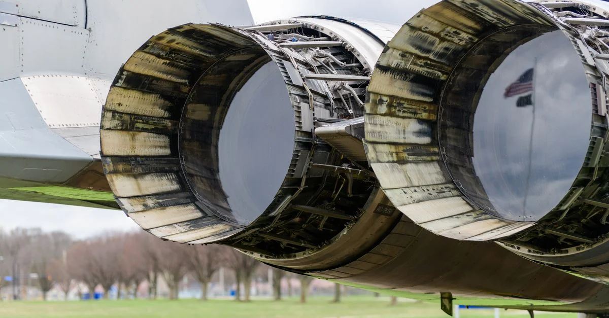 Vue détaillée des moteurs à réaction d'un avion avec des reflets à Dayton, Ohio.