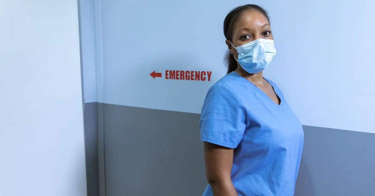 Infirmière portant un masque dans le couloir d'urgence de l'hôpital pour des raisons de sécurité.