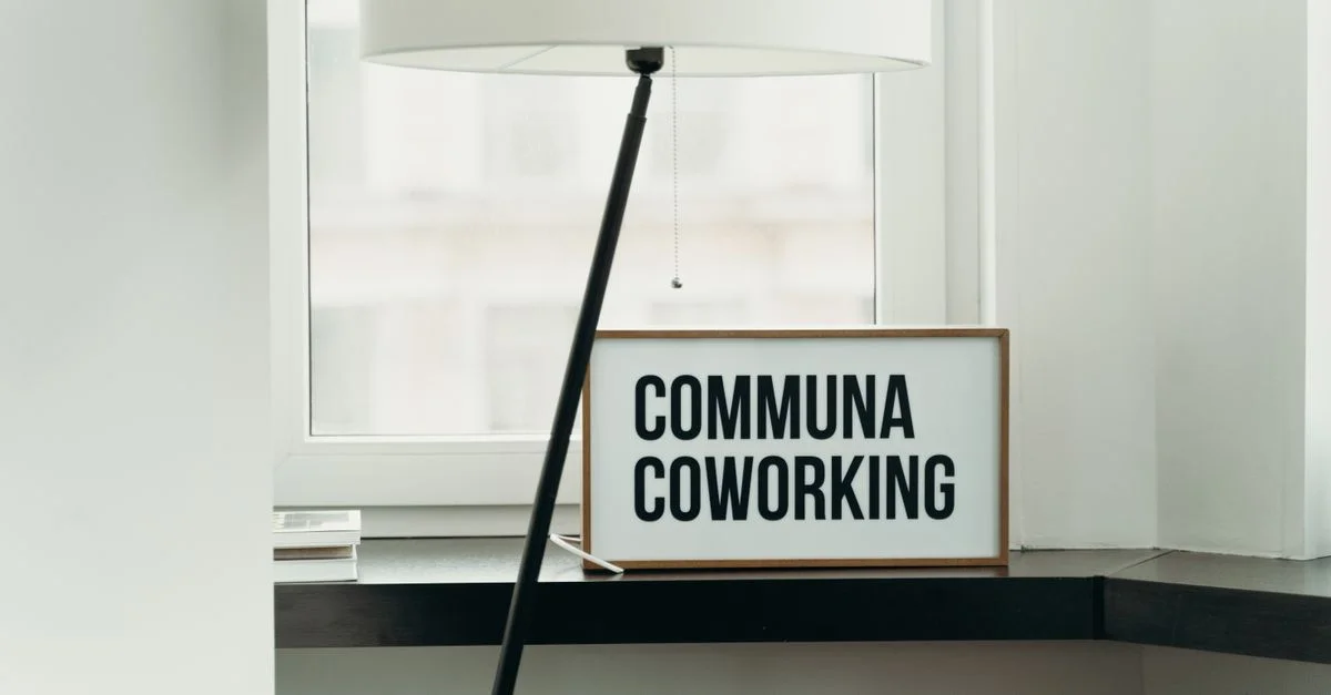 Décoration d'espace de coworking simple et élégante avec un éclairage doux et une vue sur la fenêtre.