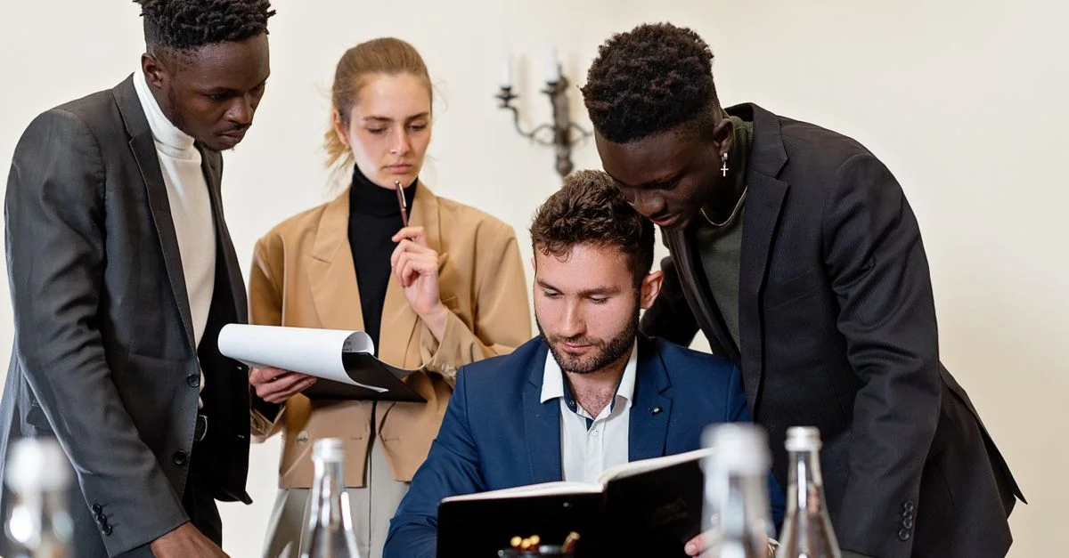 Une équipe diversifiée de professionnels collaborant autour d'une table dans un bureau moderne.