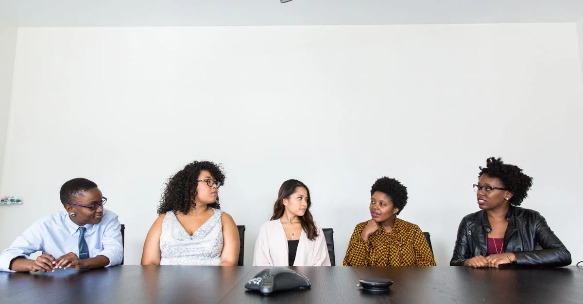 Un groupe diversifié de professionnels en réunion dans un bureau moderne. Travail d'équipe et collaboration.
