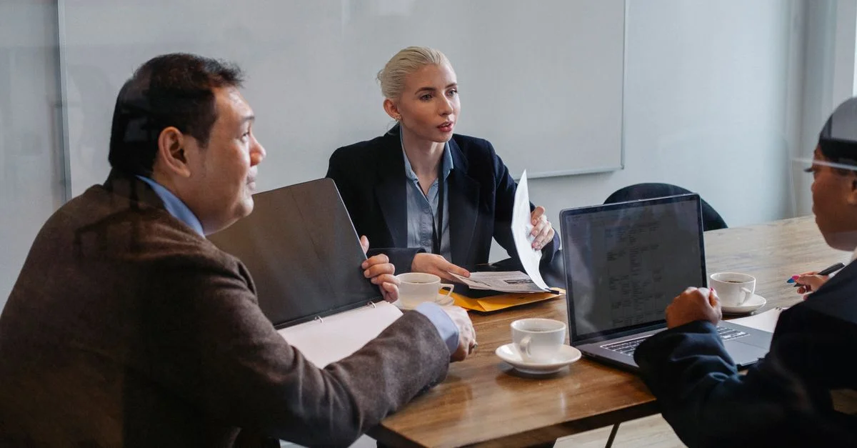 Un groupe diversifié de professionnels en affaires lors d'une réunion collaborative discutant des stratégies.