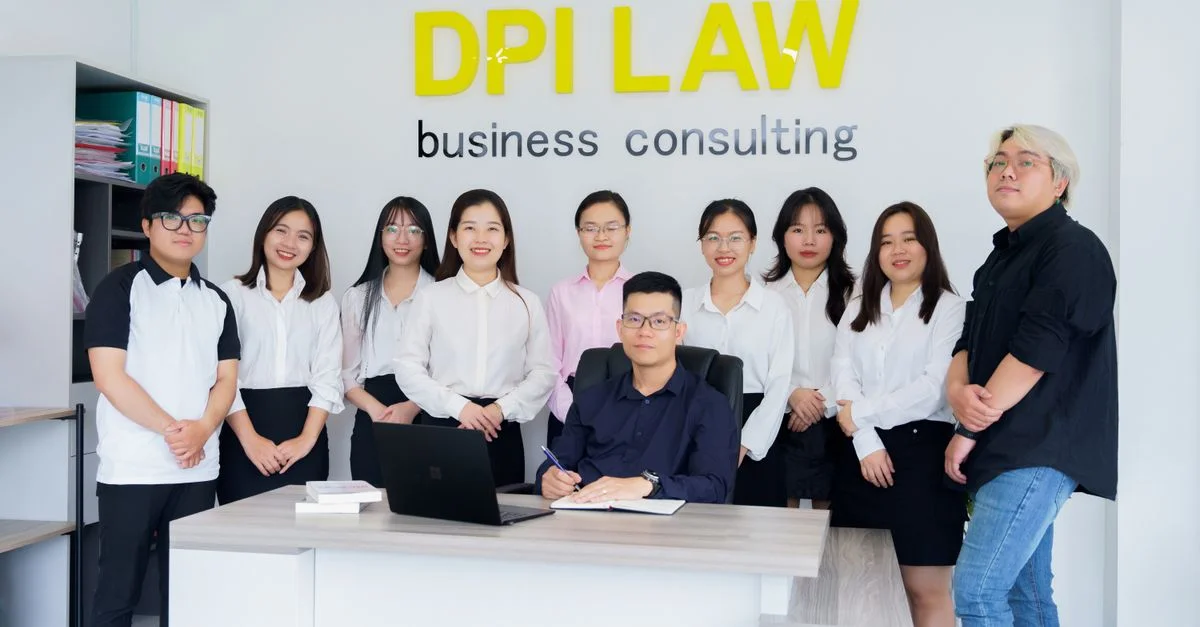 Un groupe diversifié de professionnels dans un cadre de bureau de conseil aux entreprises.