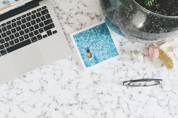 Équiper son bureau d’un plan de travail pour plus de praticité