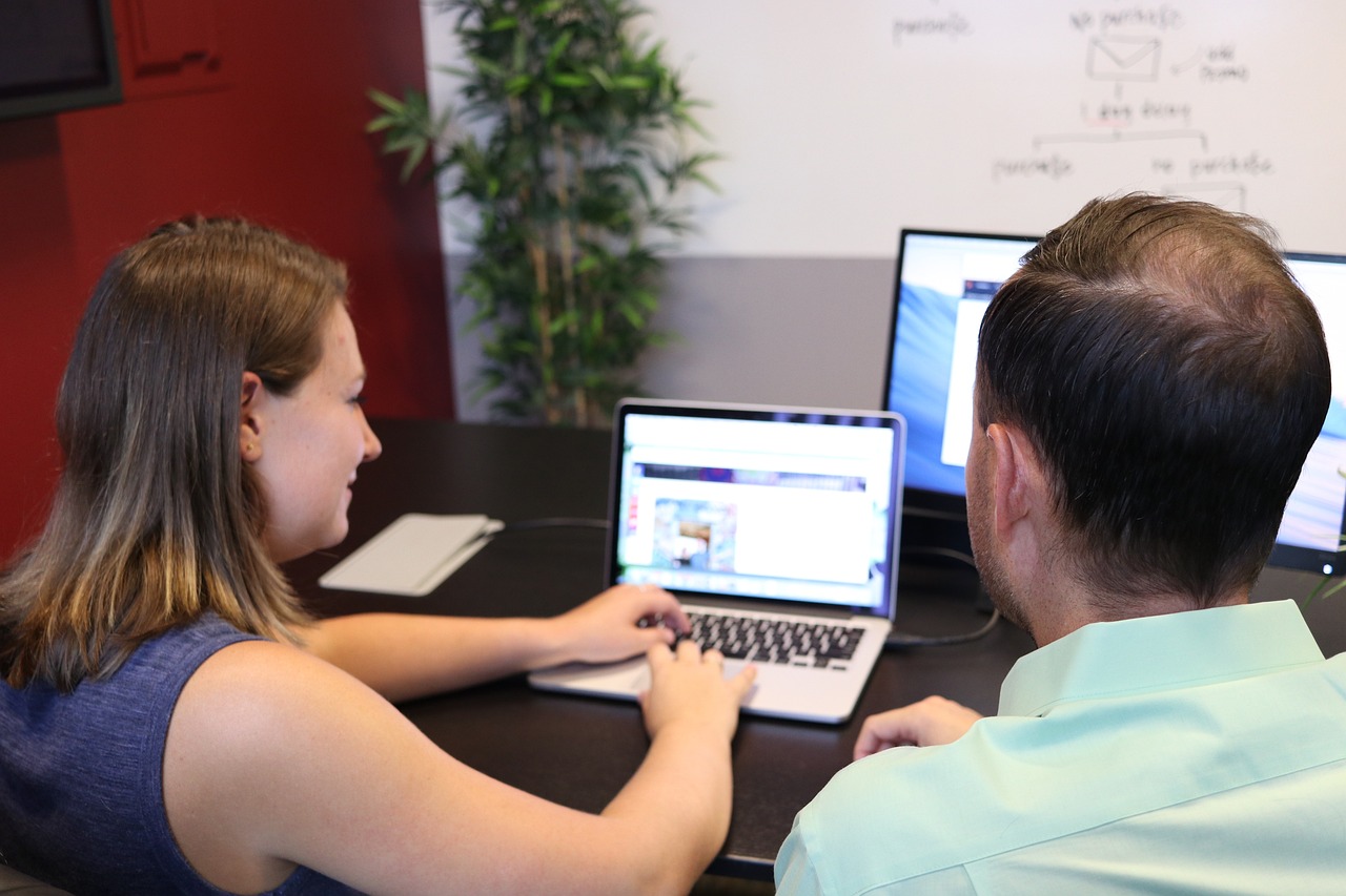 Comment concevoir un stand hybride mêlant physique et virtuel