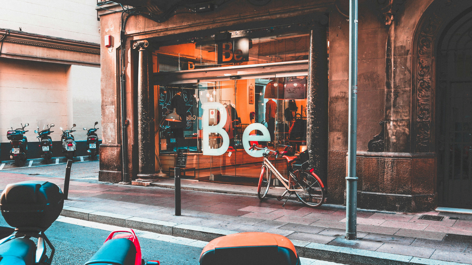 Pourquoi faire le choix d’un écran vitrine pour votre commerce ?