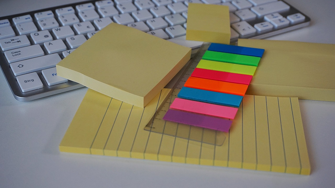 Étiquettes adhésives : votre allié secret pour une productivité sans faille